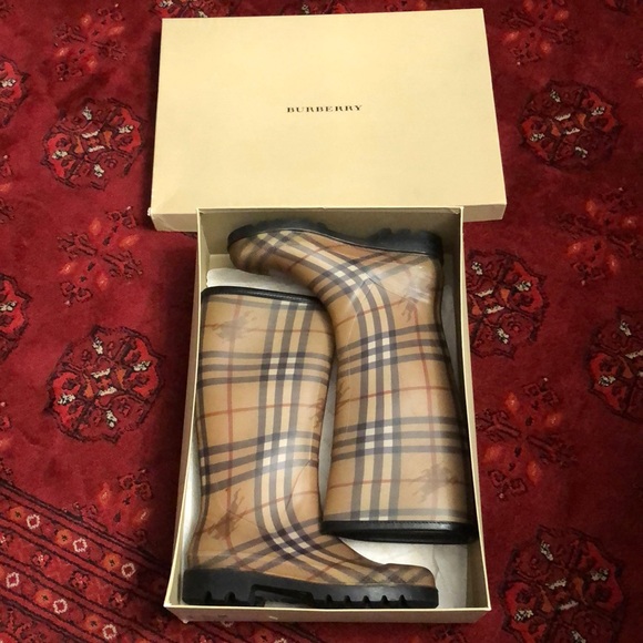 Burberry Shoes - BURBERRY RAIN BOOTS SIZE 39 ITALY